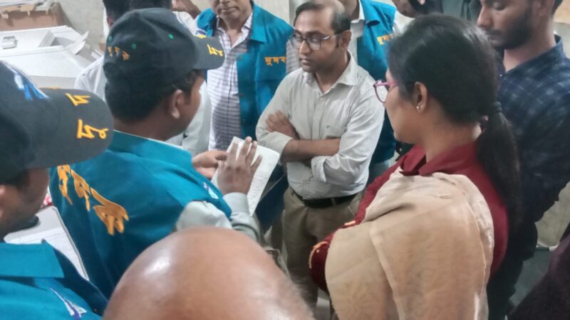 অনিয়ম ও দুর্নীতির অভিযোগে বীরগঞ্জ উপজেলা স্বাস্থ্য কমপ্লেসে দুদকের অভিযান