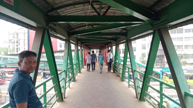 কালিয়াকৈর ফুটওভার ব্রিজে লাইটিং ব্যবস্থা না থাকায় ডাকাতির আতংকে সকল পেশার মানুষ