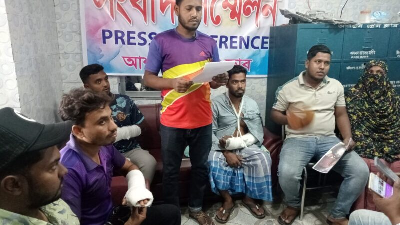 হামলাকারীদের গ্রেফতারের দাবিতে আশাশুনি প্রেস ক্লাবে সংবাদ সম্মেলন