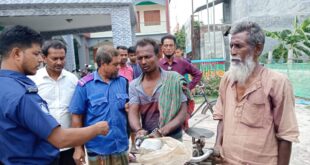 আশাশুনির সীমান্তবর্তী চম্পাফুল বাজার থেকে ভ্যানচোর আটক 