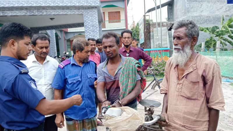 আশাশুনির সীমান্তবর্তী চম্পাফুল বাজার থেকে ভ্যানচোর আটক 