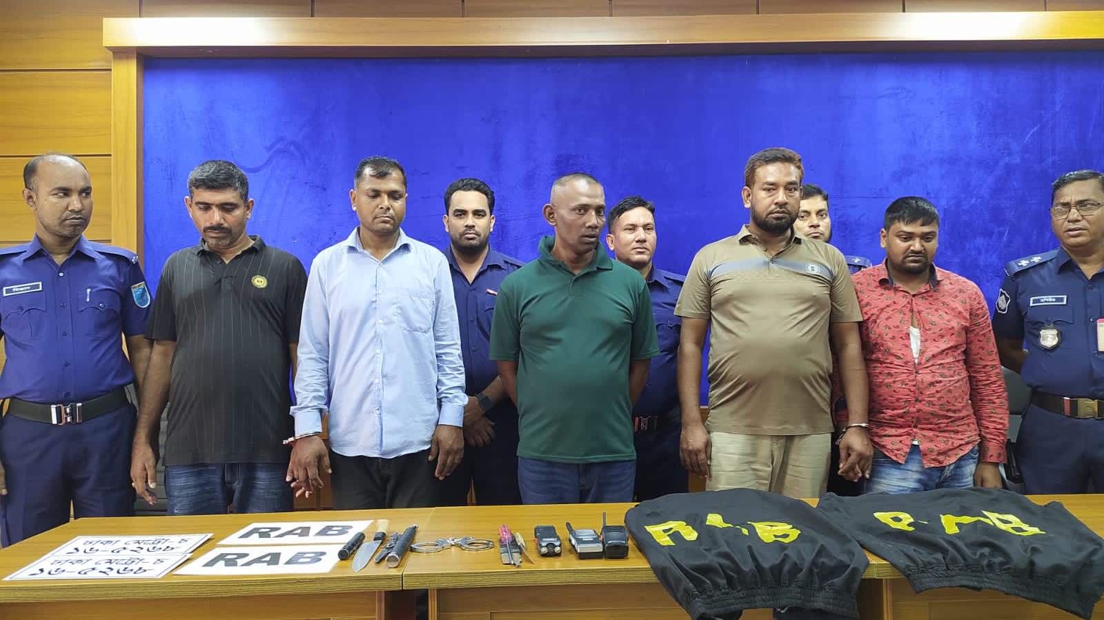 কেরানীগঞ্জে র‍্যাব পরিচয়ে যাত্রীবাহি বাসে ডাকাতির সময় পাঁচ ডাকাত আটক