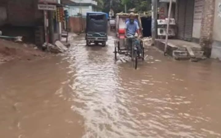 পলাশবাড়ী পৌরসভায় উন্নয়নের নামে অপরিকল্পিত ড্রেনেজ নির্মাণ পানি প্রবাহে বিঘ্ন