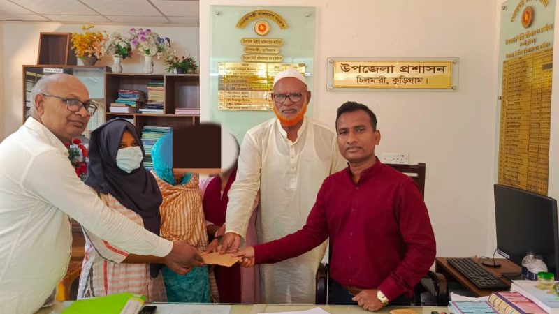 চিলমারিতে মেধাবী শিক্ষার্থীর পাশে দাঁড়ালেন উপজেলা নির্বাহী অফিসার