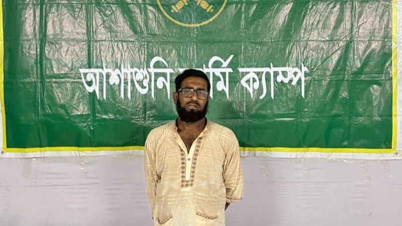 সাতক্ষীরার আশাশুনিতে চিহ্নিত মাদক ব্যবসায়ী ও কুখ্যাত জুয়াড়ি খোকন সেনাবাহিনীর হাতে গাঁজাসহ গ্রেফতার