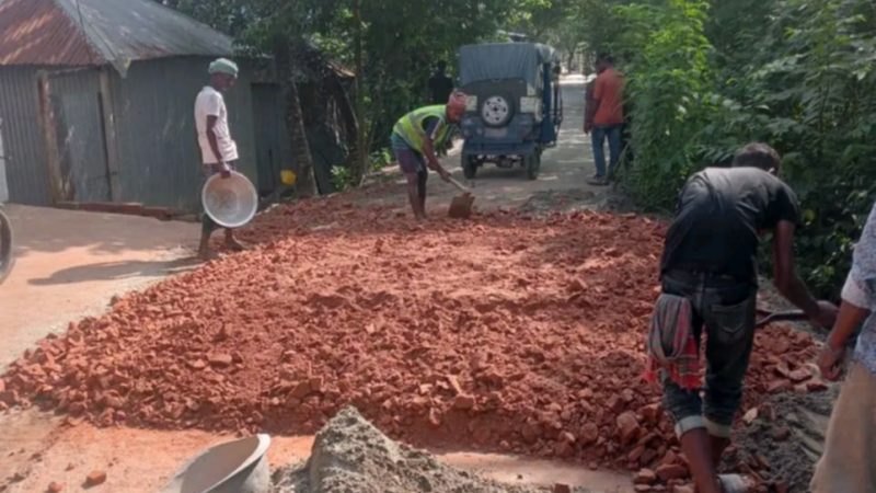 মির্জাপুরে ইউএনও এবং উপজেলা প্রকৌশলীর পরিদর্শনের পর ধসে যাওয়া সড়ক মেরামত