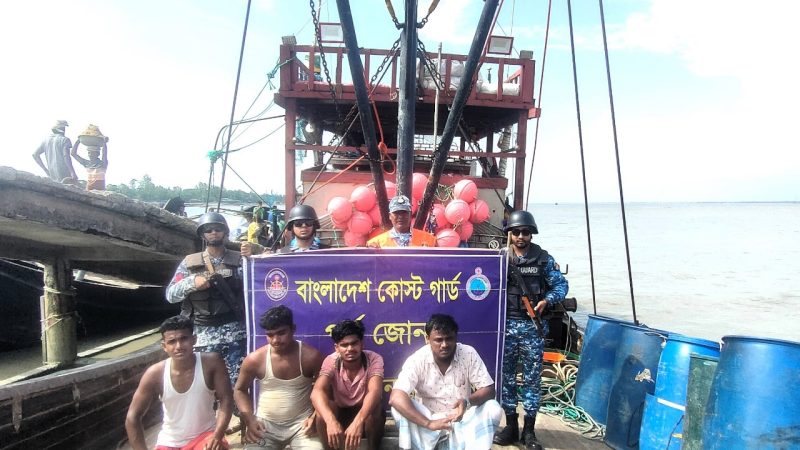 কক্সবাজারের কুতুবদিয়ায় ৪ জন জেলেসহ অবৈধ আর্টিসনাল ট্রলিং বোট জব্দ!  