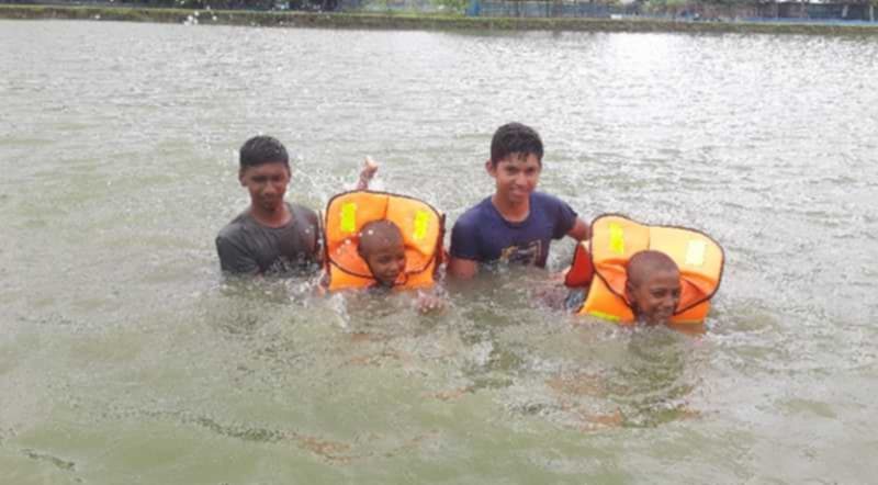 সাঁতার শেখায়, শিশুদের জীবন বাঁচায় , প্রতিপাদ্যে রামপালে সাঁতার প্রশিক্ষণ অনুষ্ঠিত 