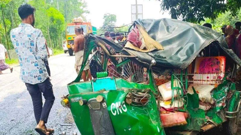 কালিয়াকৈর কভারভ্যানও সিএনজি মুখোমুখি সংঘর্ষে একই পরিবারের তিনজন নিহত 