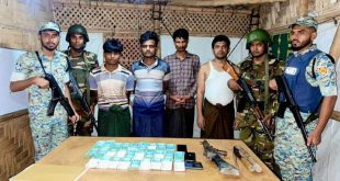 রোহিঙ্গা ক্যাম্পে বিদেশি এসএমজি ও নগদ ১৪ লাখ টাকাসহ আটক ৪