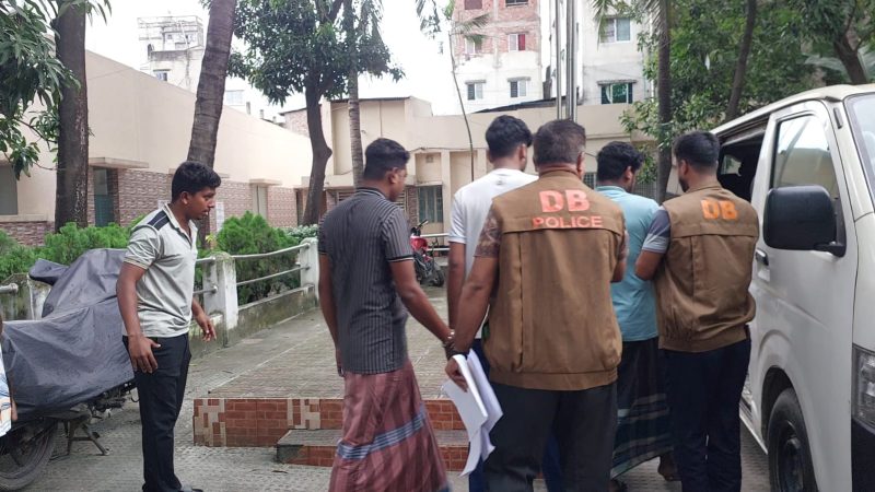 পুলিশ সুপার পরিচয়ে প্রতারণার অভিযোগে গ্রেফতার ৩