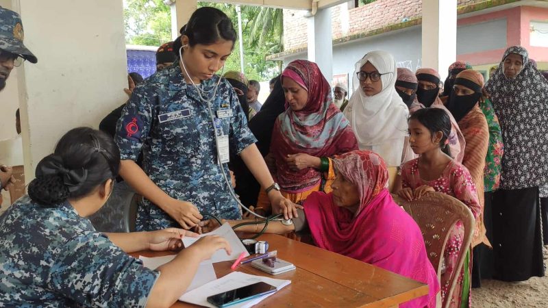 দূর্গম দ্বীপাঞ্চলে দিনব্যাপী স্বাস্থ্যসেবা ও ওষুধ বিতরণ নৌবাহিনীর