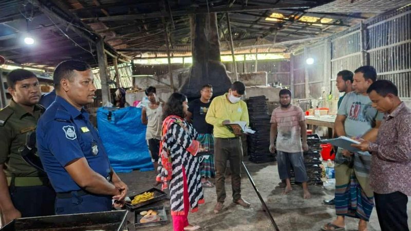 কালীগঞ্জে অভিযান চালিয়ে বেকারি সহ ৩ প্রতিষ্ঠানকে ১ লক্ষ ১০ হাজার টাকা জরিমানা করেন। 