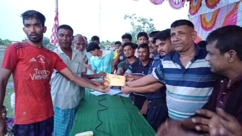 আশাশুনিতে ৪ দলীয় ফুটবল টুর্নামেন্টের ফাইনালে চাম্পাফুল দল চ্যাম্পিয়ন