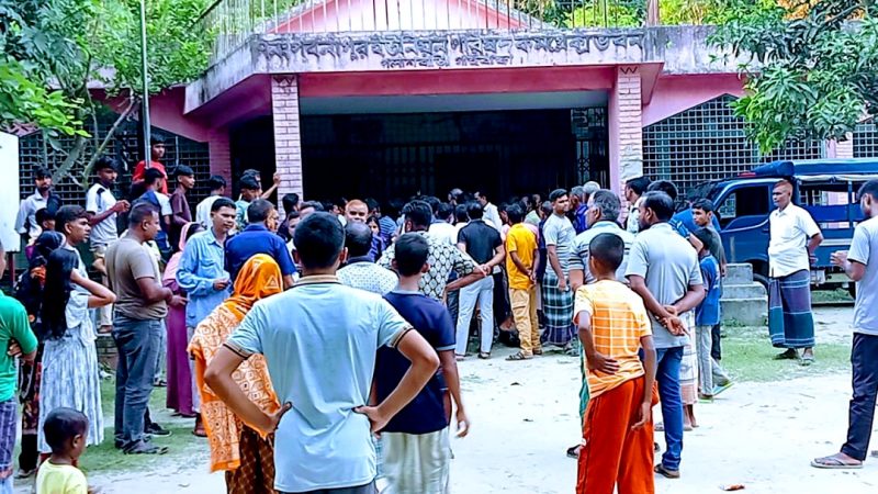 পলাশবাড়ীর পবনাপুর ইউপি কার্যালয়ে তালা, সেবা থেকে বঞ্চিত কয়েক হাজার মানুষ