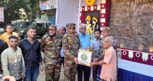 বোয়ালখালীতে দুর্গাপূজা উপলক্ষে সেনাবাহিনীর উপহার সামগ্রী বিতরণ