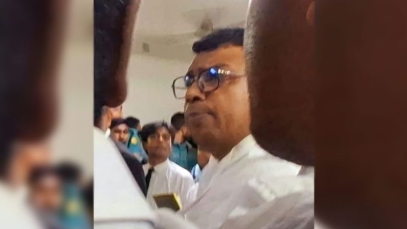 ‘সাংবাদিক’ বলার পরেই বিচারকের সামনে মারধর