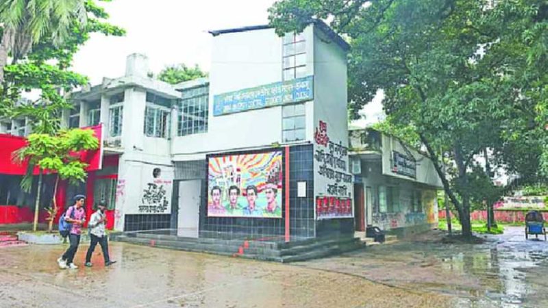 অন্যের কার্ড ব্যবহার করে ঢাবিতে প্রবেশের সময় তরুণ আটক